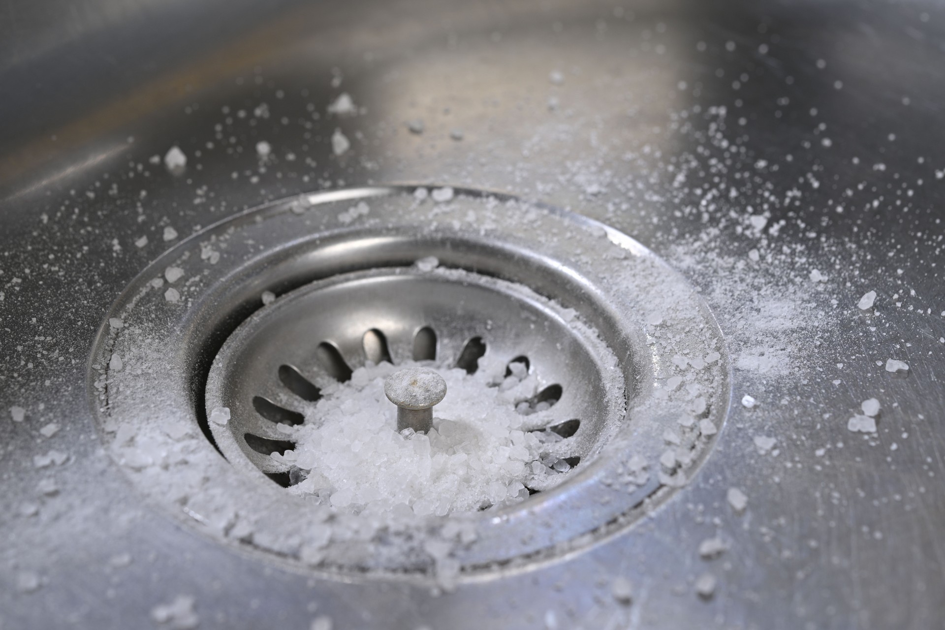 Lifehacks; Cleaning kitchen sink with baking soda to keep sinks draining well and prevent clogs